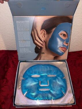 Below Zero Glacier Ice Age Defying Face Pad Mask